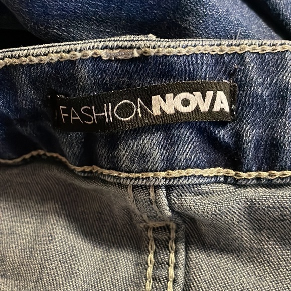 Fashion Nova Distressed Jeans Size 9 - Picture 3 of 3
